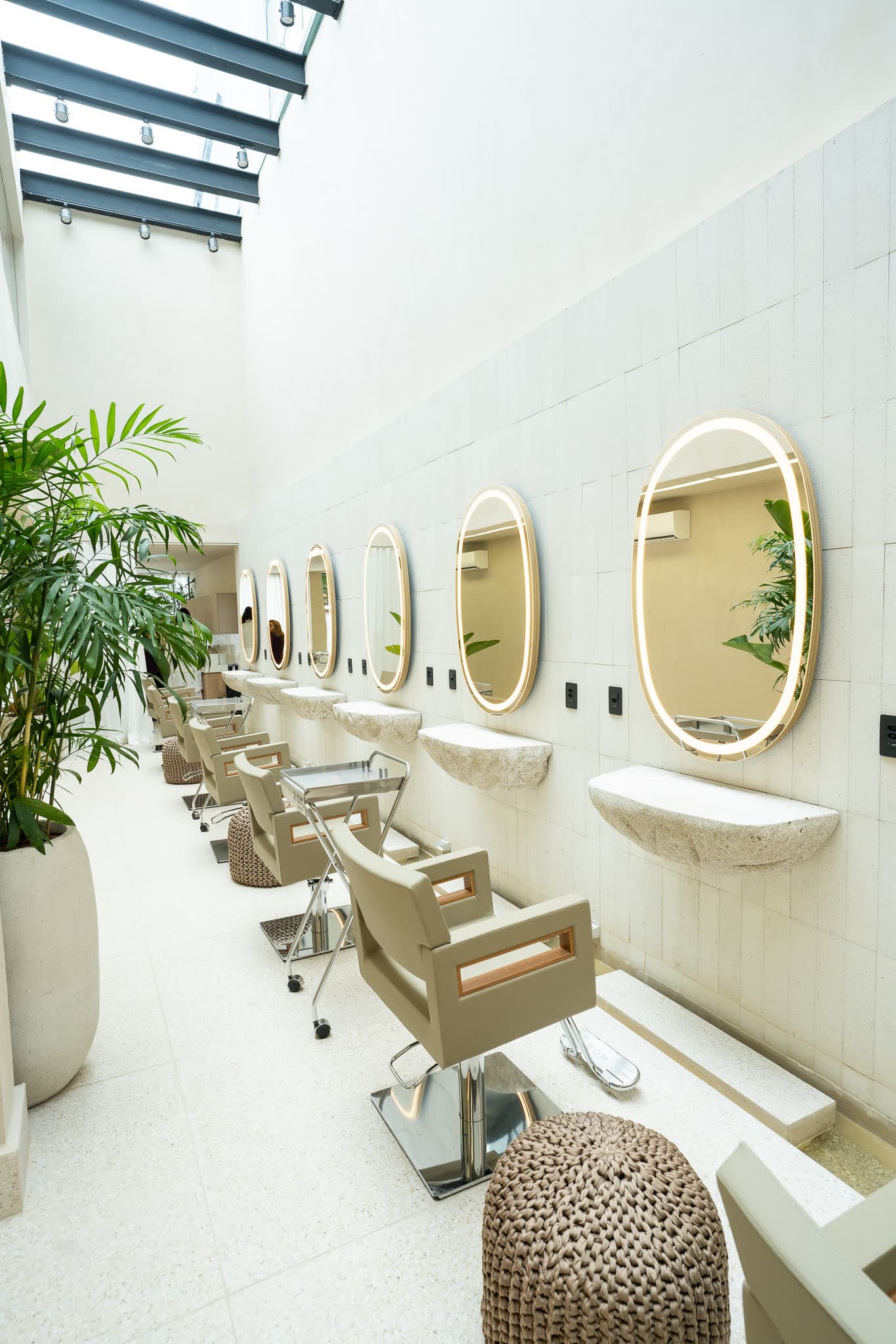 Cadeiras e espelhos do atelier ROM Concept