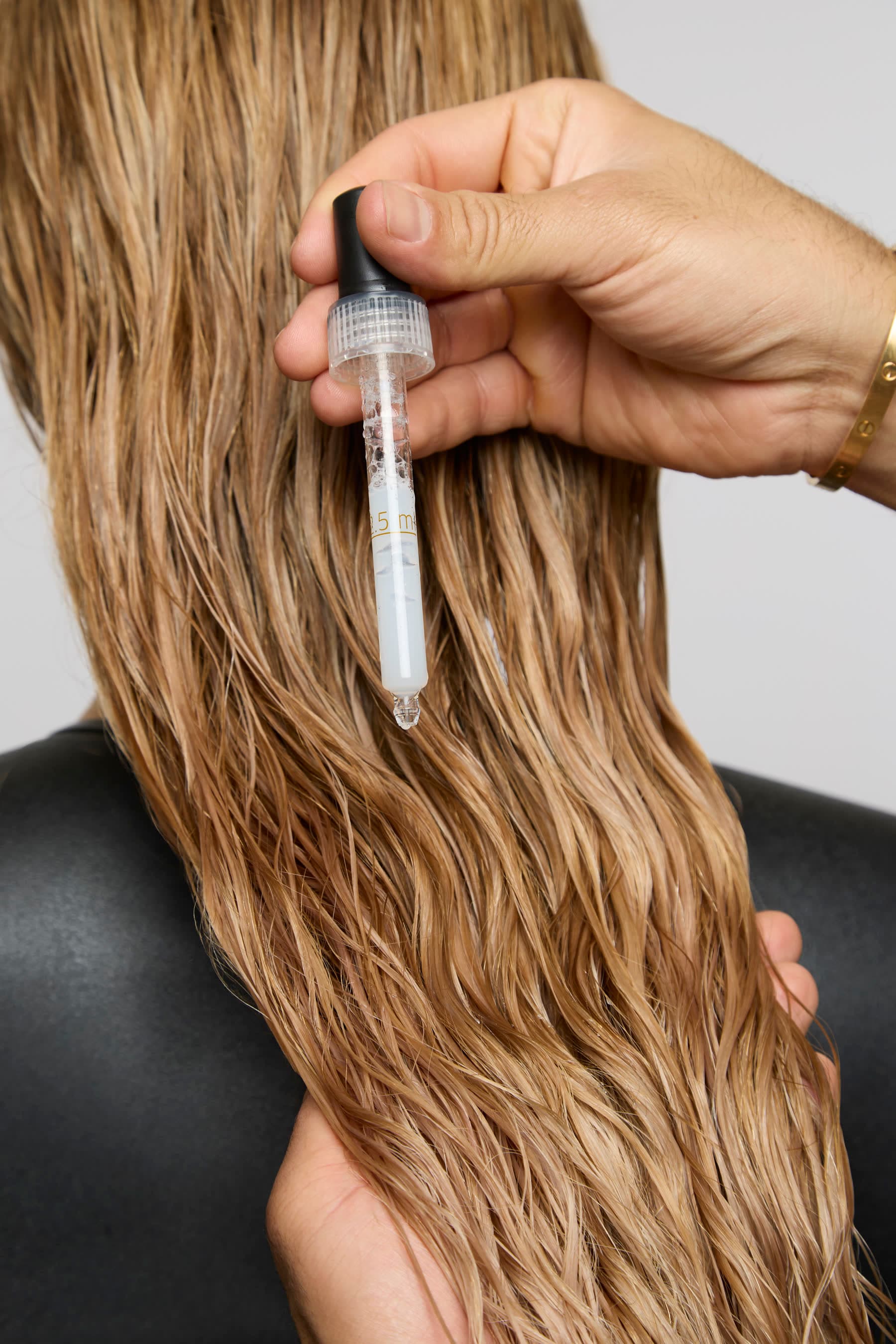 Sérum aplicado nas ondas loiras